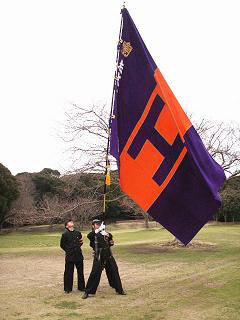 02 平成14 年 応援団に団旗を寄贈 法政大学後援会