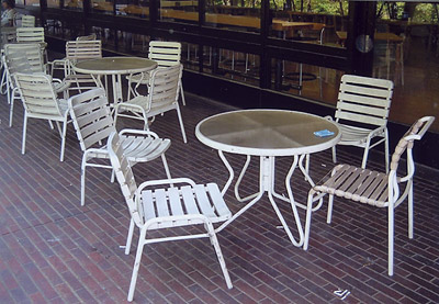 「多摩キャンパスエッグドーム完成にテラス用テーブルと椅子を寄贈」