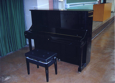 「62年館にアップライトピアノを寄贈」