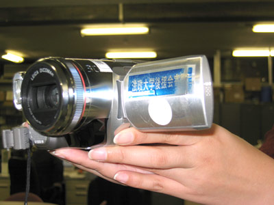 「デジタルビデオカメラを寄贈」